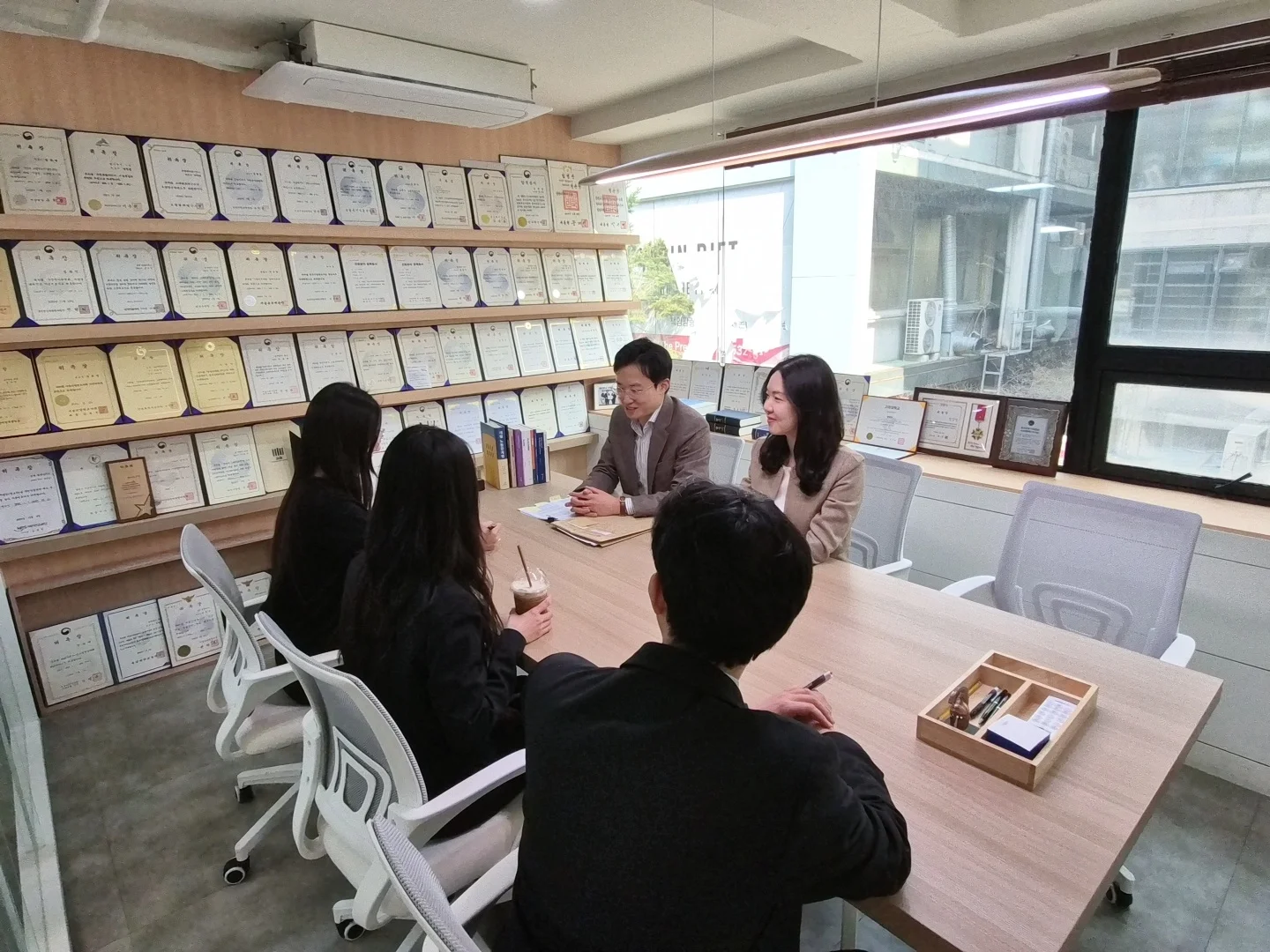 면접교섭권 불이행 처벌|회의하는 모습