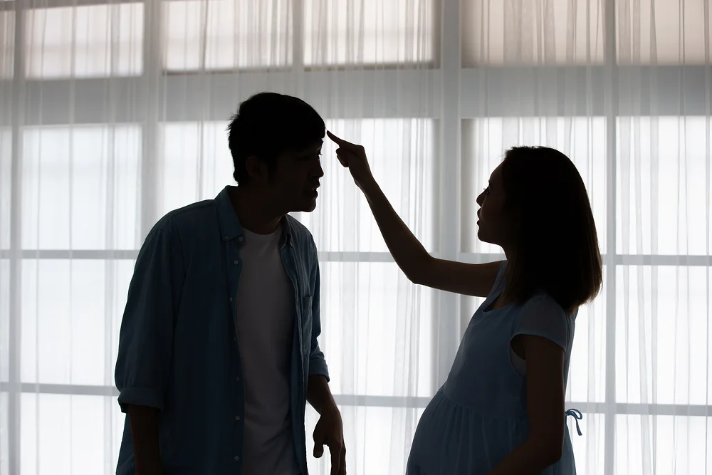 이혼 숙려기간 단축|갈등 상황에 놓인 부부의 실루엣 사진