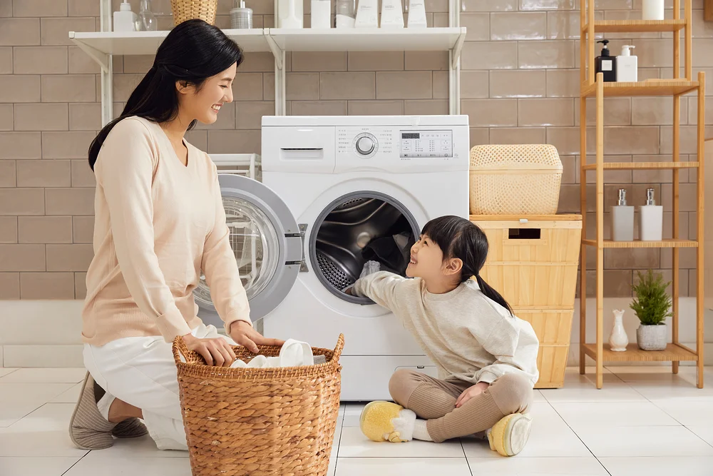 재판이혼 조정 불성립 절차|세탁기 앞에서 함께 빨래를 하는 엄마와 딸