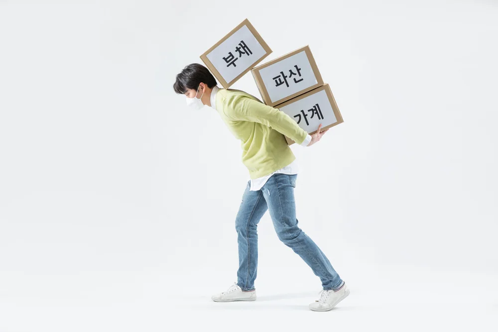 이혼 양육비 현실적인 액수|부채와 파산의 짐을 지고 힘들어하는 남성