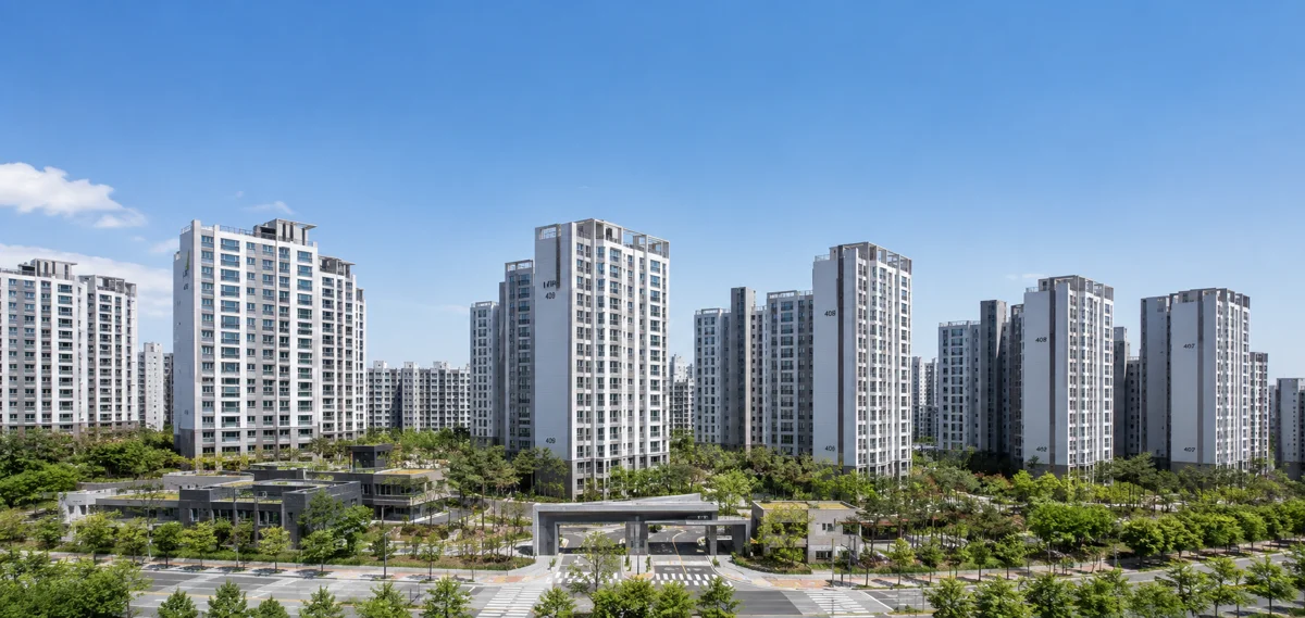 강남 상속재산 재산분할|맑은 하늘 아래 현대적인 아파트 단지 전경