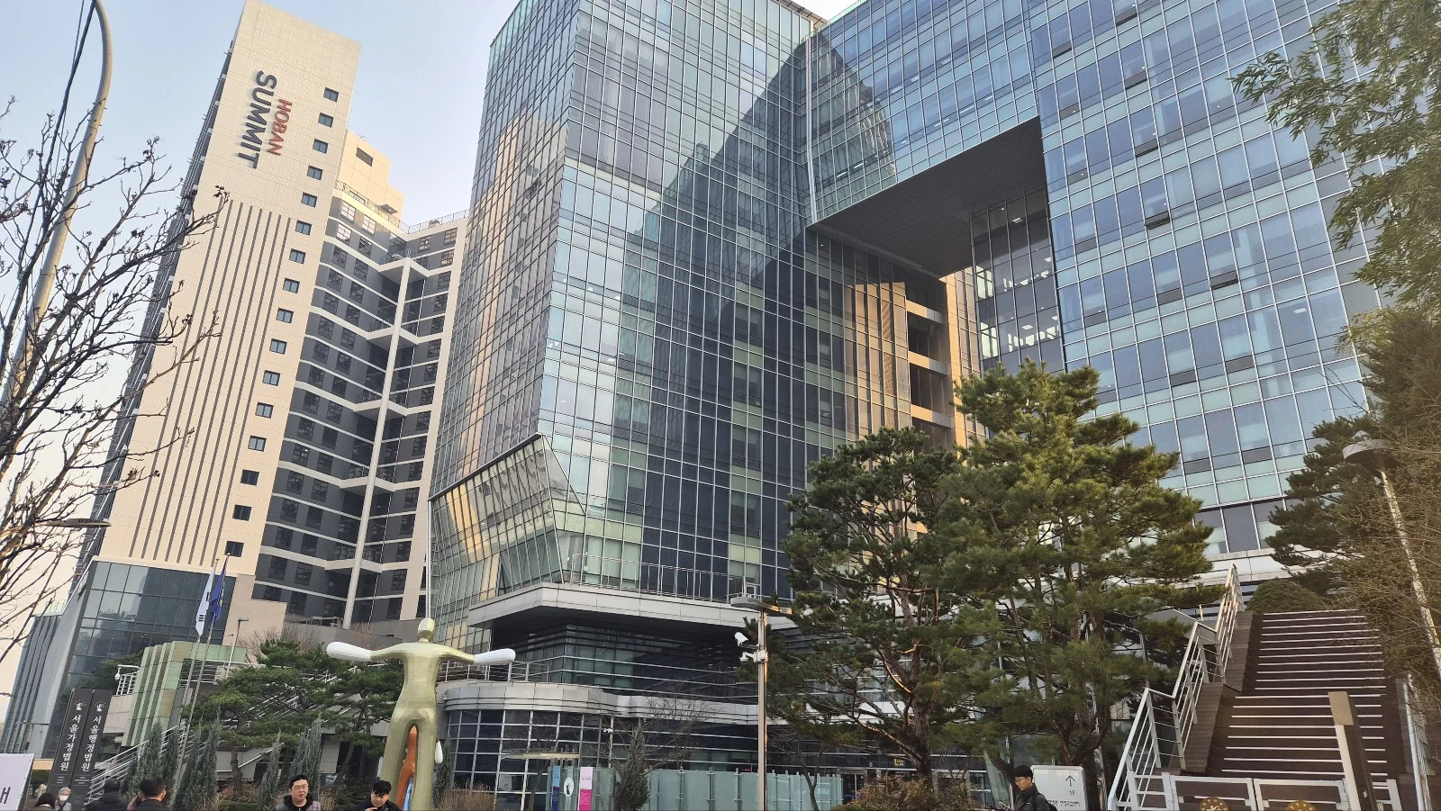 이혼 재산분할 빚|서울행정법원 및 서울가정법원 청사 전경