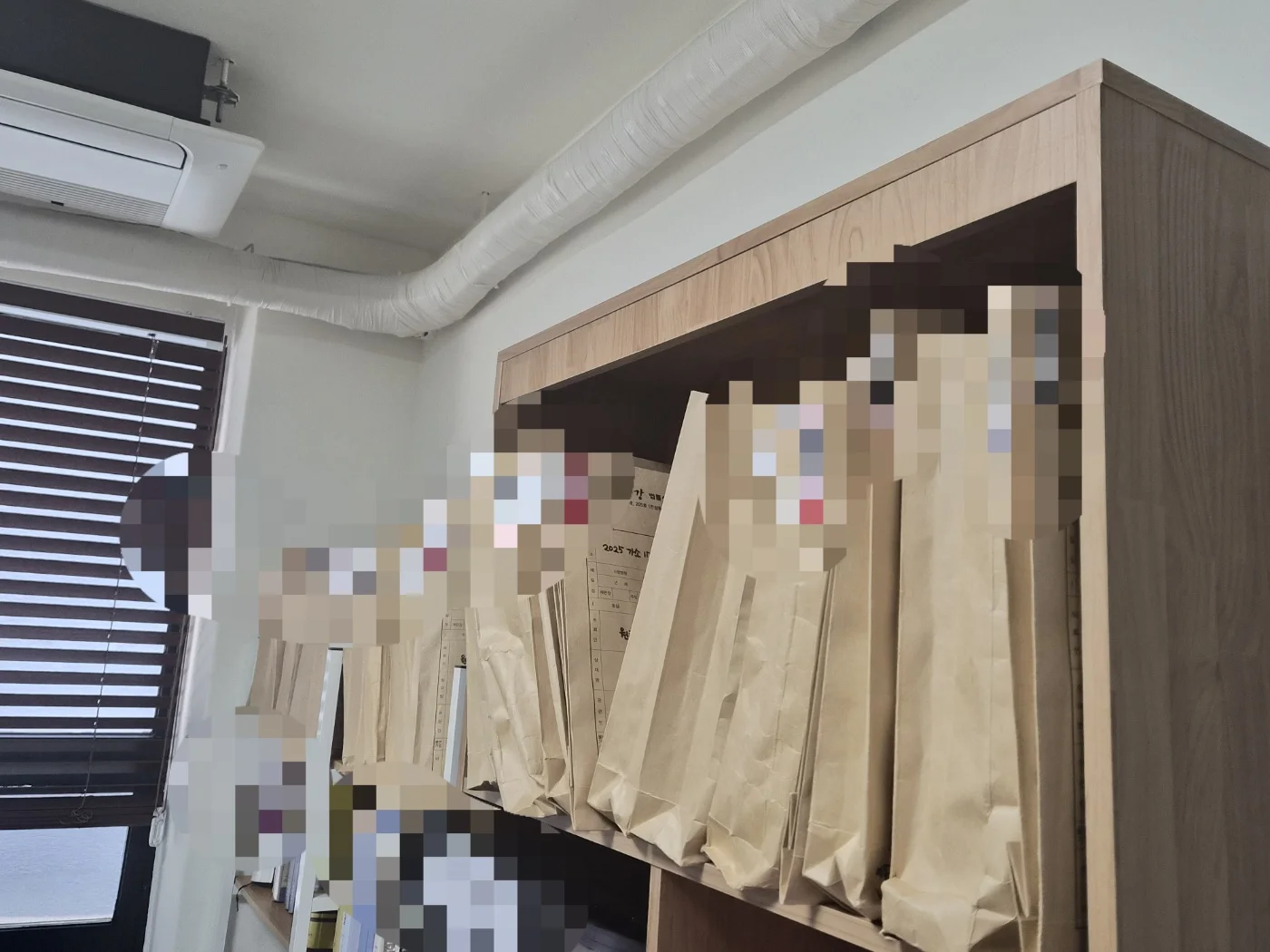 강서 재산분할 기여도 입증|변호사 사무실 선반에 정리된 사건 기록 서류들